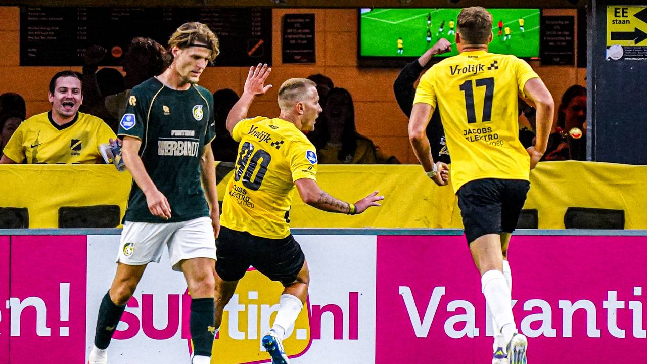 Lewis Holtby (midden) viert zijn goal met de NAC-supporters (foto: Gabriel Calvino Alonso/Orange Pictures).