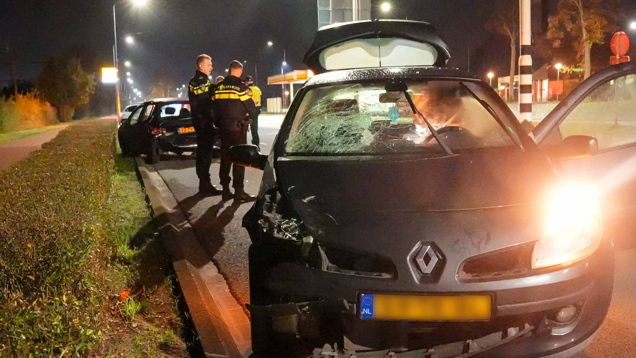 De auto's raakten bij de botsing in Helmond aanzienlijk beschadigd (foto: Harrie Grijseels/SQ Vision).
