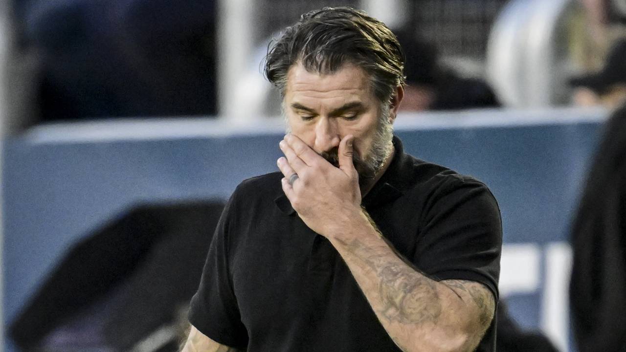 NAC-trainer Hoefkens zaterdag na de wedstrijd tegen Ajax (foto: ANP). 