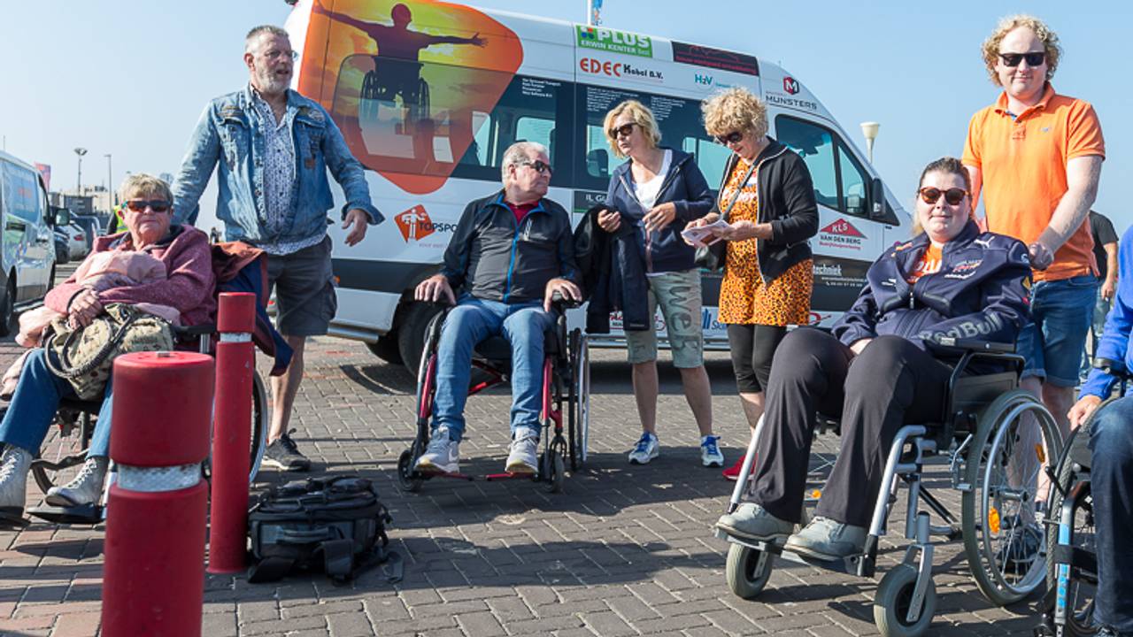 Mensen op pad met de zorgbus van Topsport for Life (foto: Topsport for Life).