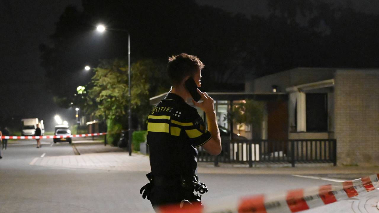 Vanwege het politieonderzoek werd de Passendalestraat afgesloten (foto: Perry Rovers/SQ Vision).