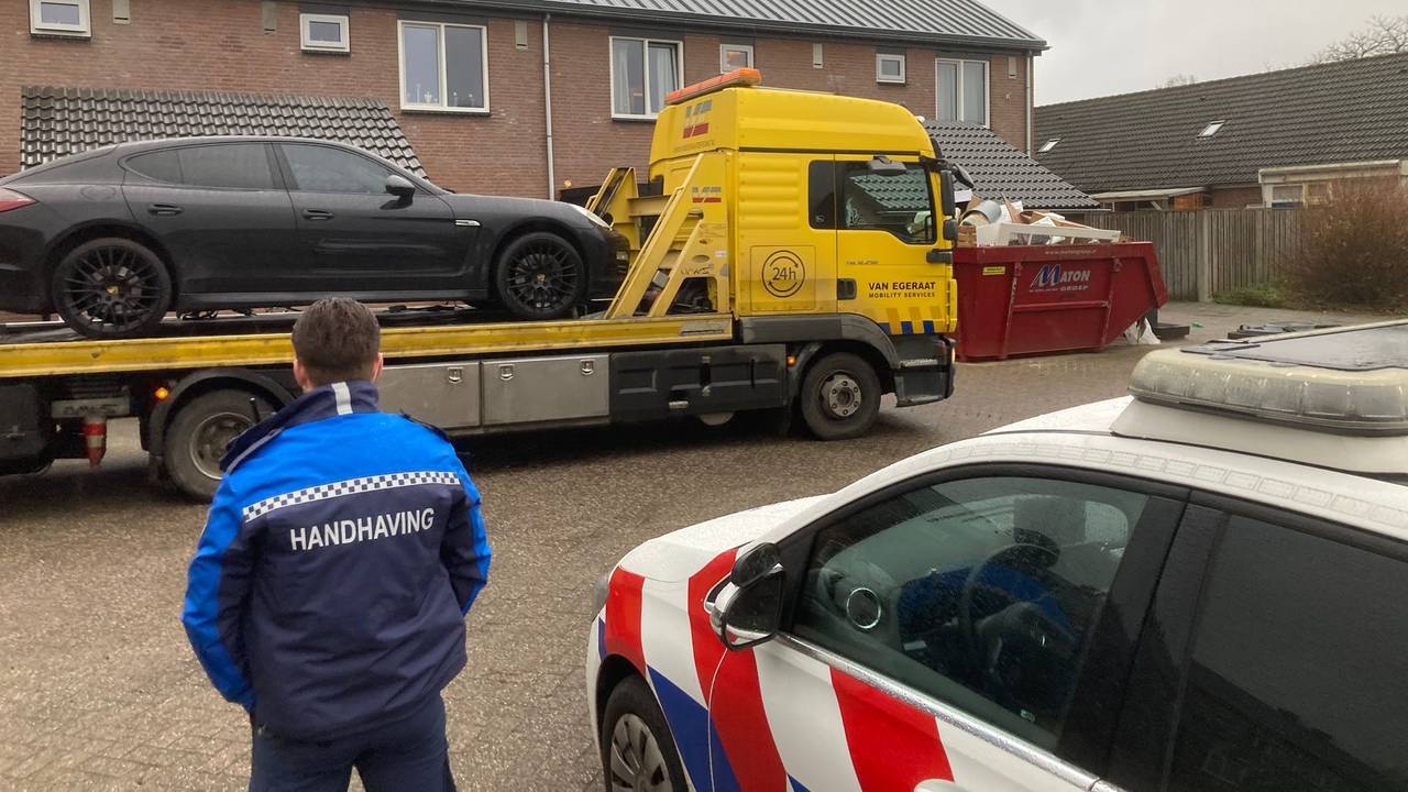 Een Porsche wordt meegenomen (foto Wijkagent Waalwijk/Instagram).