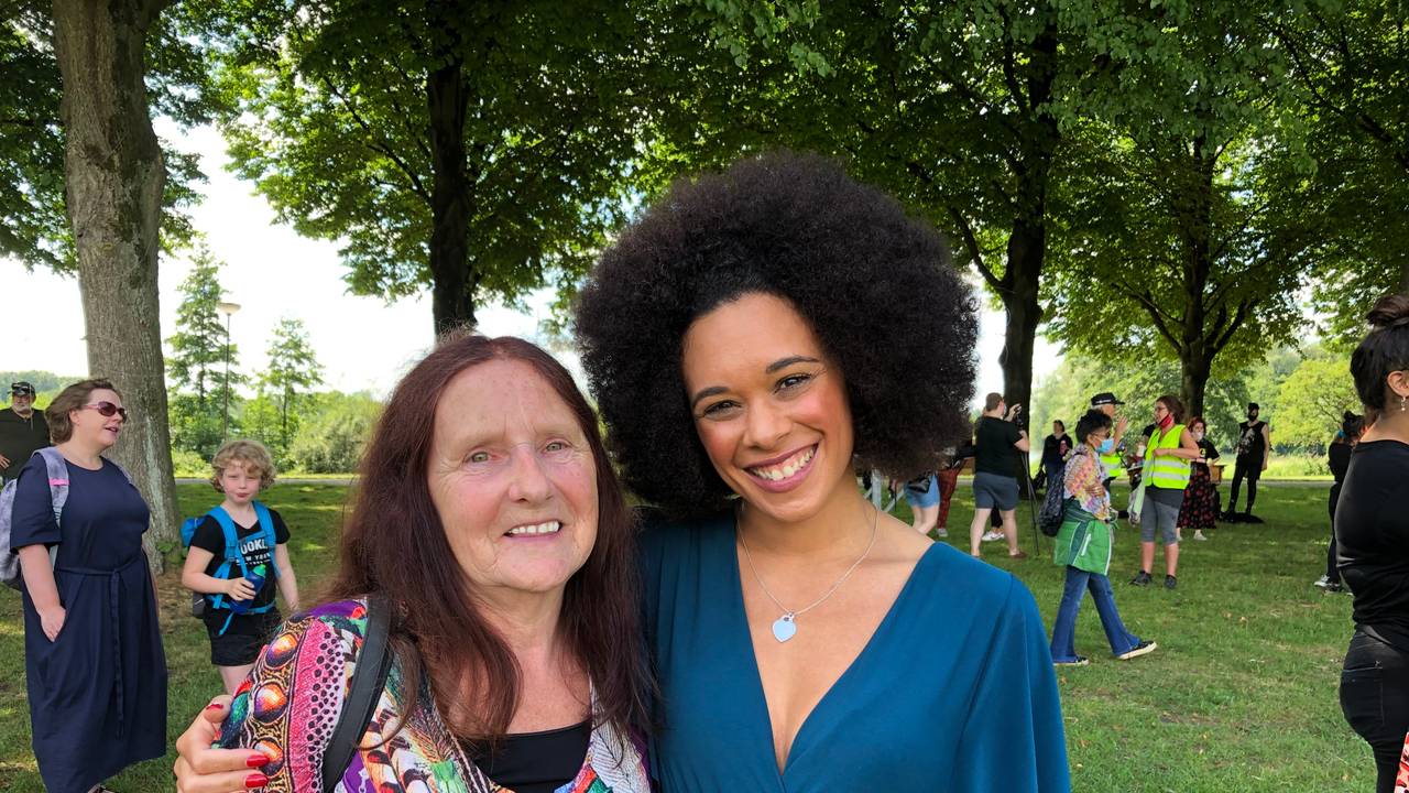 Aswintha Vermeulen met haar moeder Toos (foto: Imke van de Laar)