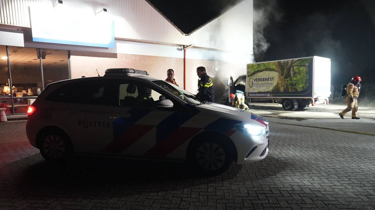 De politie doet onderzoek naar de brand bij de kringloopwinkel in Budel (foto: WdG/SQ Vision).