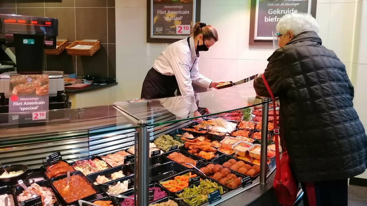 In de keurslagerij mogen maar maximaal vijf klanten tegelijkertijd binnen zijn.