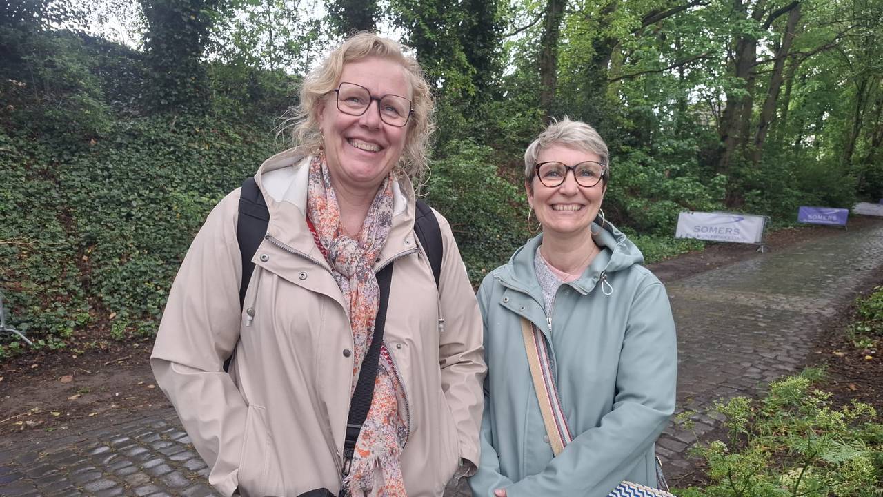 Liesbet Desmedt en Nathalie Smits moedigen hun zonen aan (foto: Leon Voskamp).