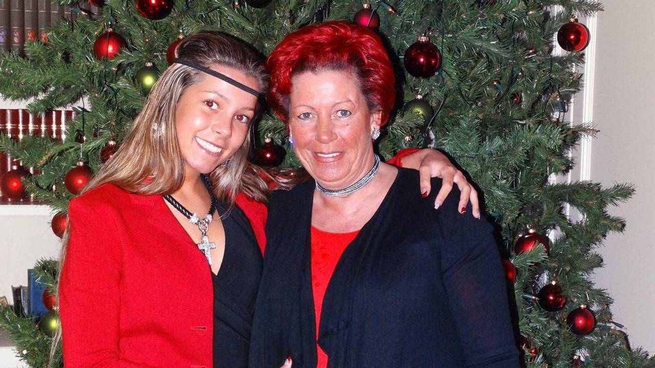 Nina samen met haar moeder Hennie (foto: Nina Mekens).