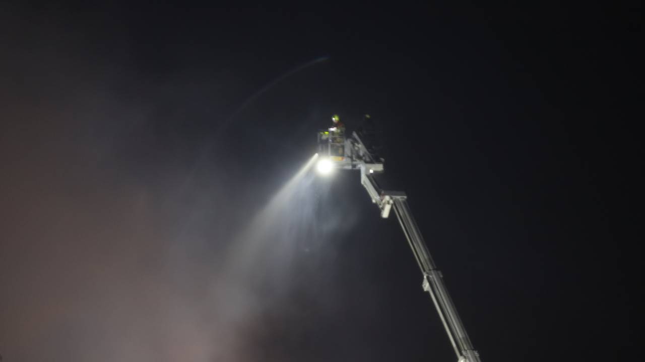 De brandweer bestreed het vuur in de stal in Boekel (foto: Kevin Kanters/SQ Vision).