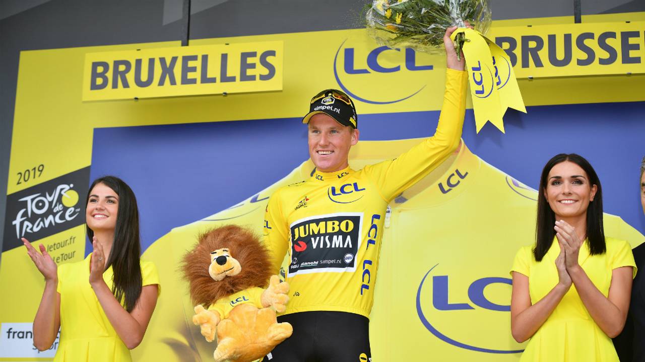 Mike Teunissen straalt in de gele trui. (Foto: VI Images)