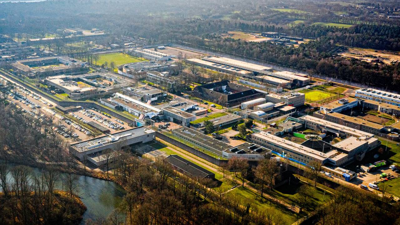 De PI Vught met in het midden de bunkergevangenis en onder Nationaal Monument Kamp Vught (foto: ANP/