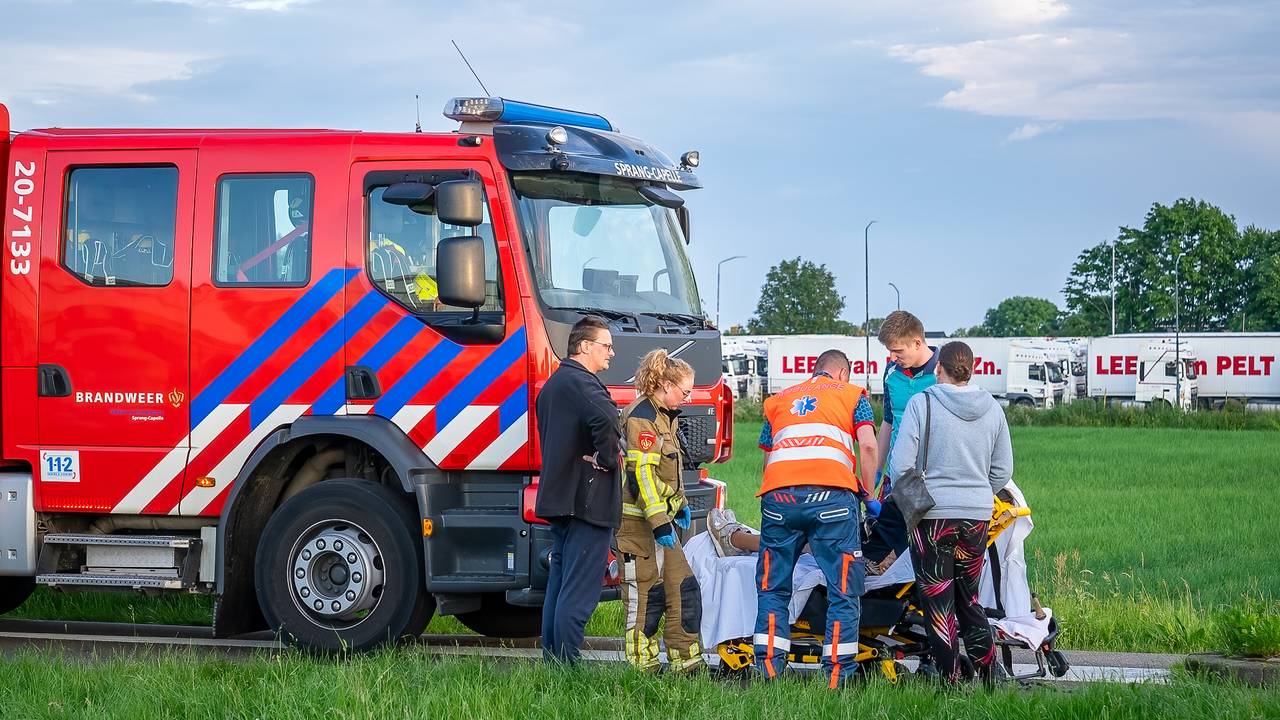 De vrouw werd door onder anderen ambulancepersoneel geholpen (foto: Iwan van Dun/SQ Vision).