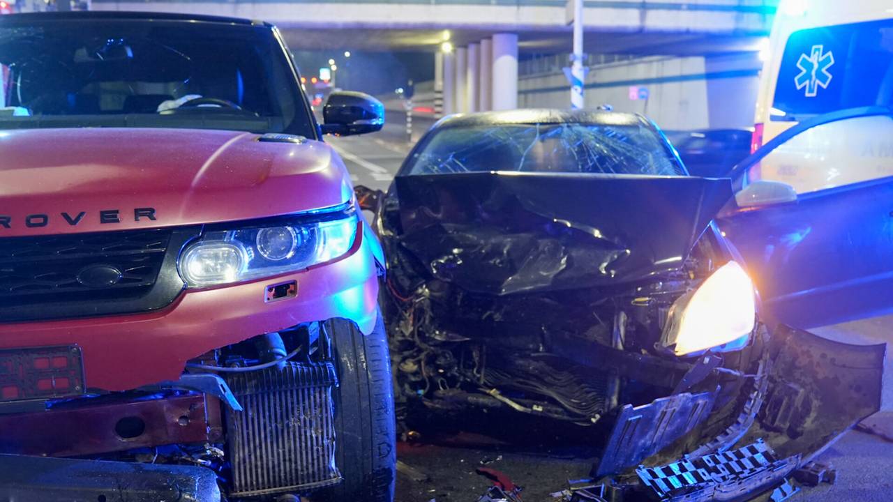 Beide auto's konden niet meer verder (foto: Harrie Grijseels/SQ Vision).