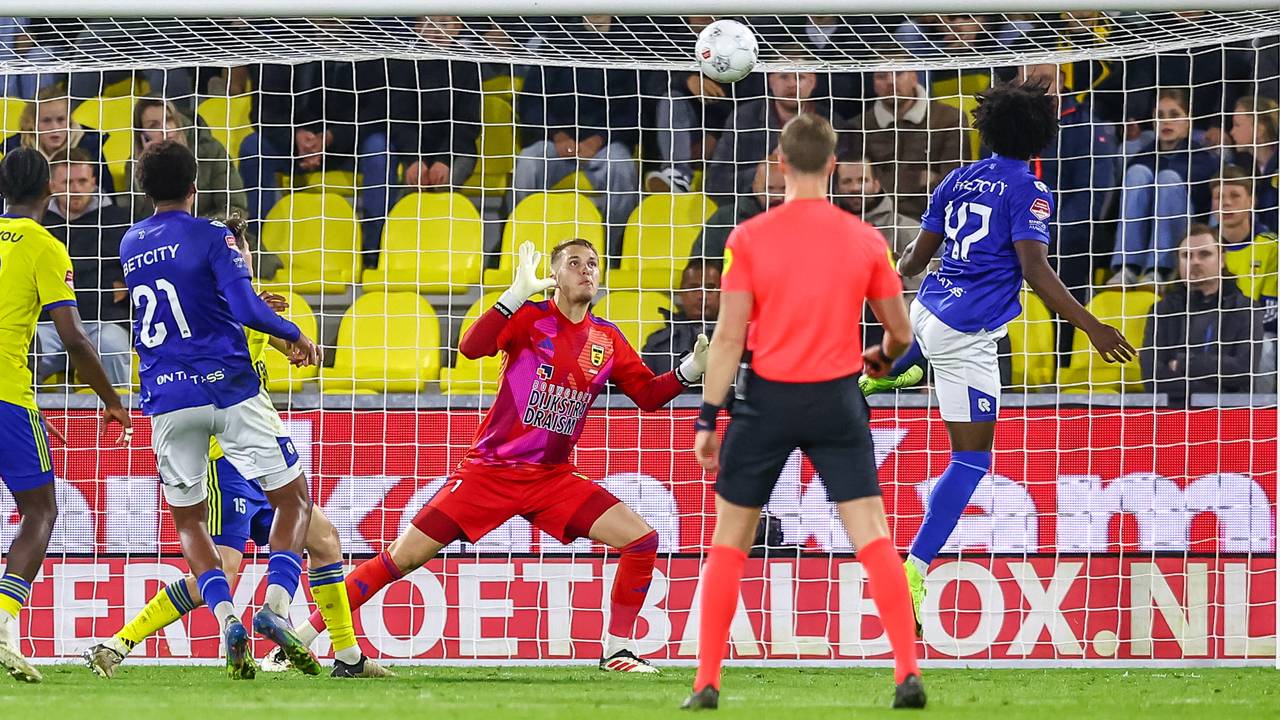 Sheddy Barglan kopte de 1-1 in het doel achter Cambuur-keeper Thijs Jansen (foto: Orange Pictures).