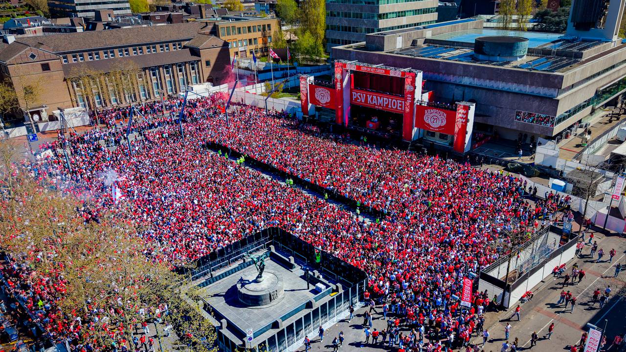 Een bomvol Stadhuisplein (Foto: Marcel van Dorst/Eye4Images).