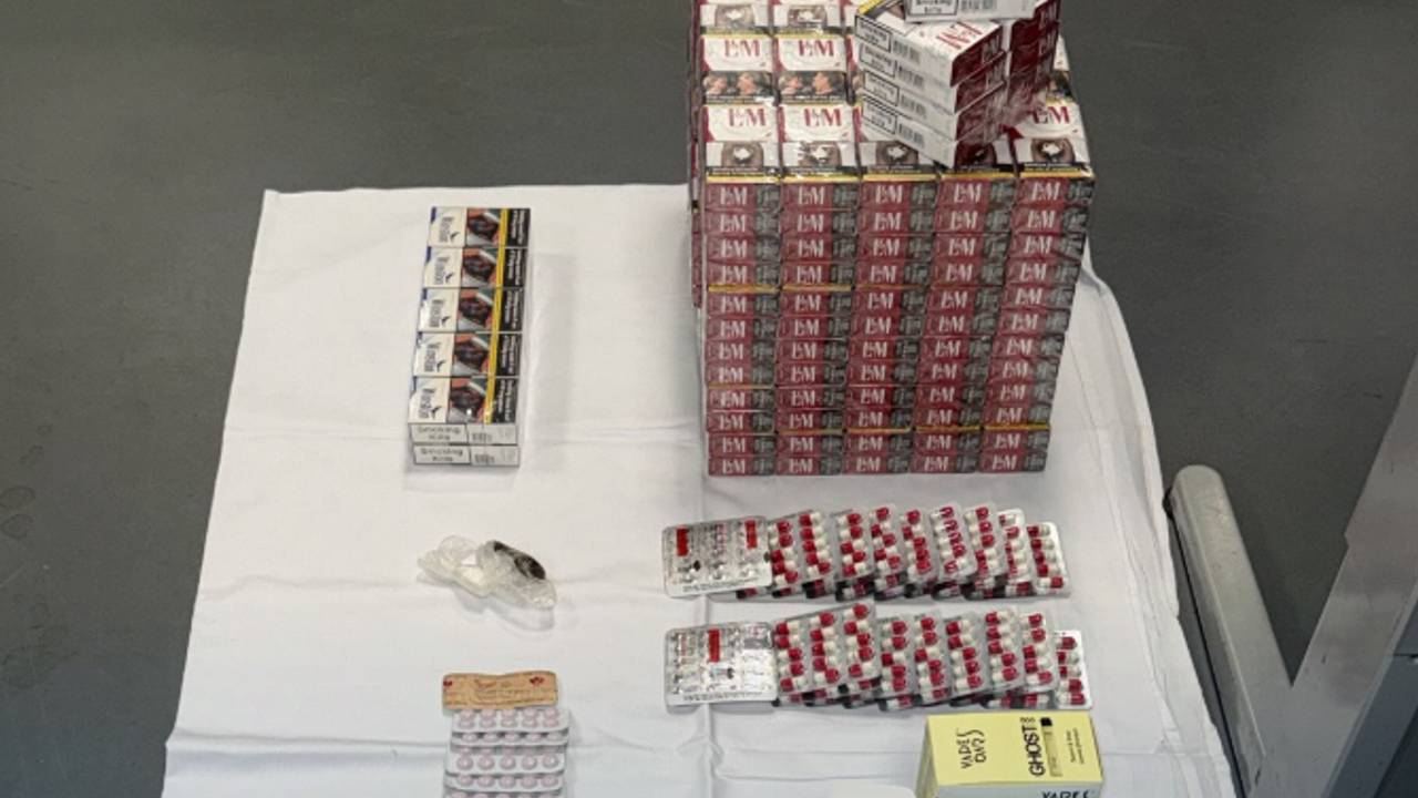 De sigaretten en medicatie die de politie donderdag in Budel vond (foto: Jeugdagenten Dommelstroom-Zuid).