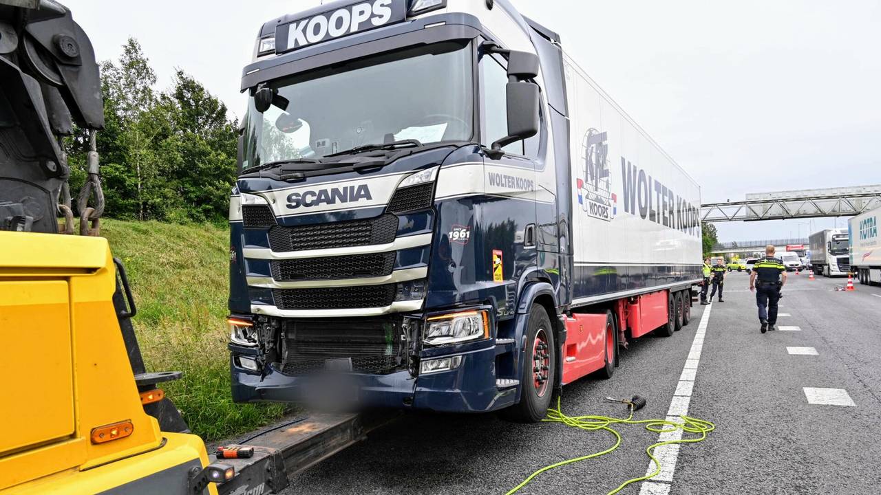 Ongeluk met twee vrachtwagens (foto: Tom van der Put/SQ Vision).