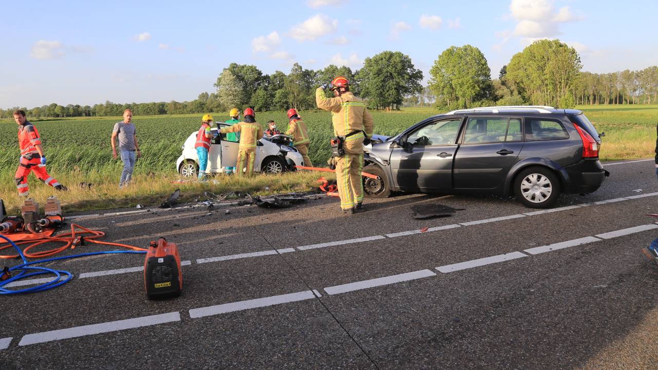 Twee auto's botsten tegen elkaar. (Foto: Harrie Grijseels / SQ Vision)