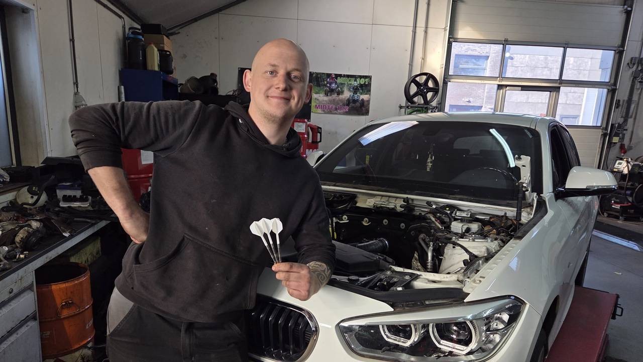 Automonteur Maikel Verberk bij Van de Werken Auto's in Ravenstein.