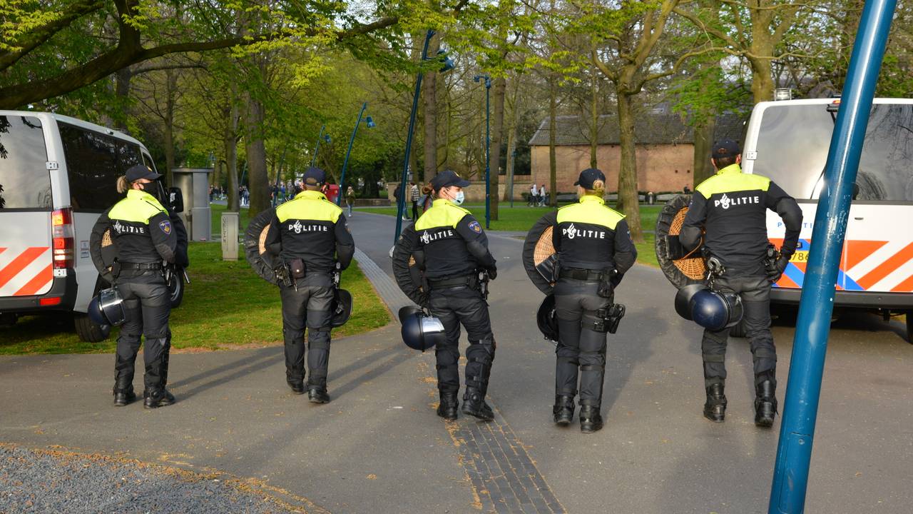 Politie en ME in Valkenbergpark (beelden: SQ Vision).