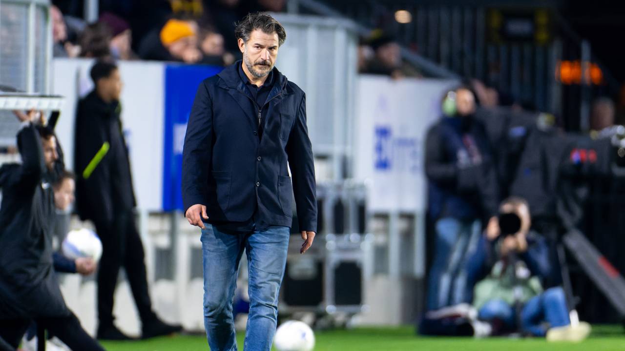 NAC-trainer Carl Hoefkens staat onder druk na weer een nederlaag (foto: Joris Verwijst/Orange Pictures).