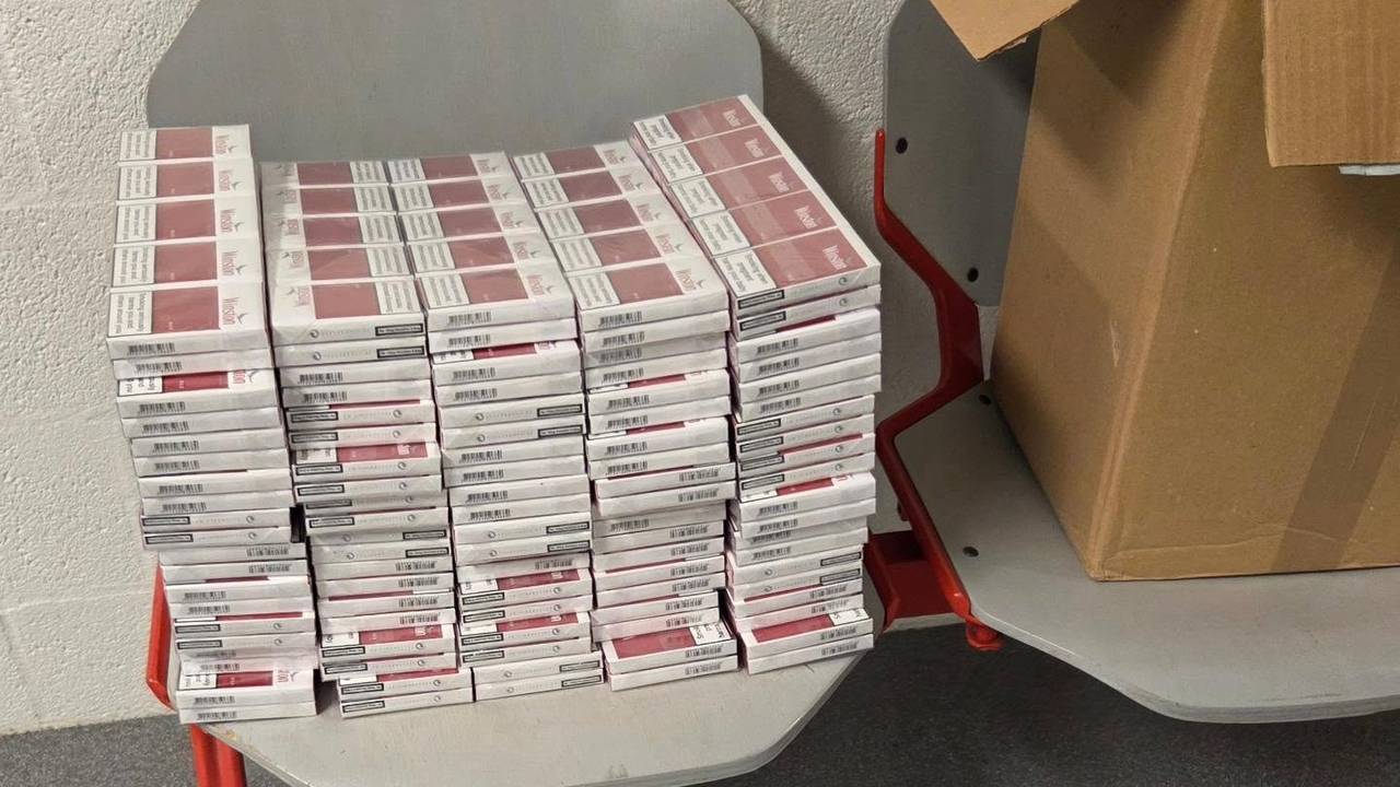 Politie vindt duizenden sigaretten in Zundert (foto: Instagram politie).