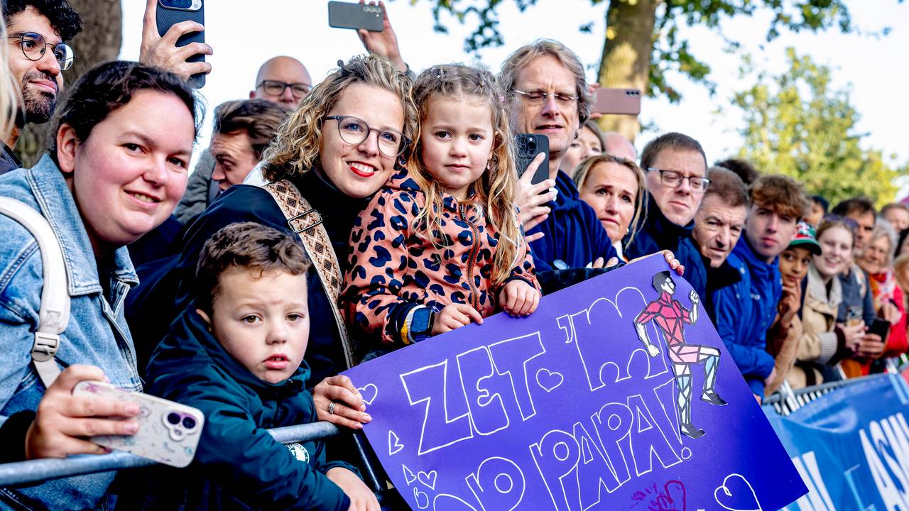 Er staan heel veel toeschouwers langs de kant bij de Marathon Eindhoven (foto: Caroline van Leusden, EYE4IMAGES).