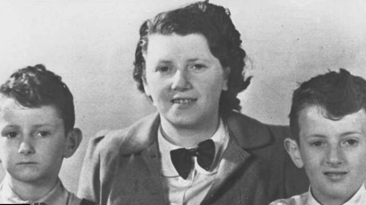 Moeder Hornemann met haar kinderen Lex en Edo.