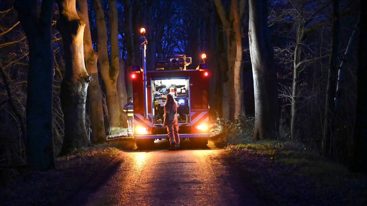 De brandweer heeft de vaten bekeken (foto: Perry Roovers/SQ Vision Mediaprodukties).