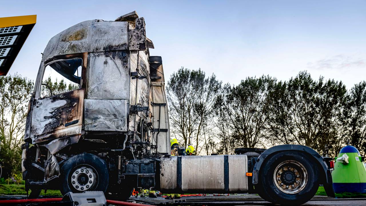 De uitgebrande vrachtwagen langs de A59 bij Oosterhout (foto: EYE4images).