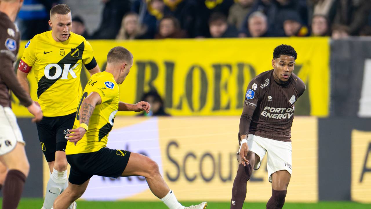 NAC-spelers Boy Kemper en Lewis Holtby proberen Telstar-speler Tyrese Noslin van de bal te zetten (foto: Joris Verwijst/Orange Pictures).