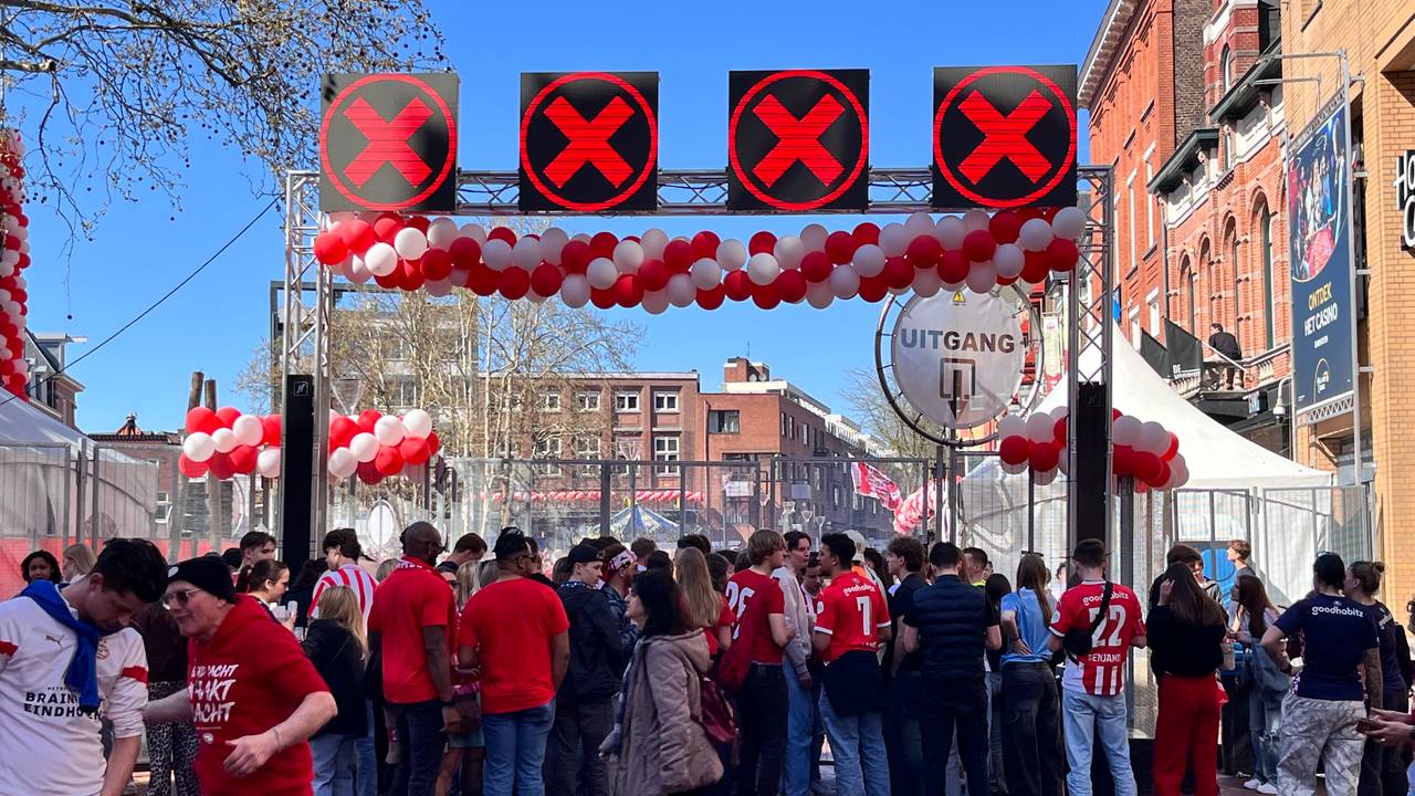 De Markt in Eindhoven is helemaal vol. Foto: Lobke Kapteijns