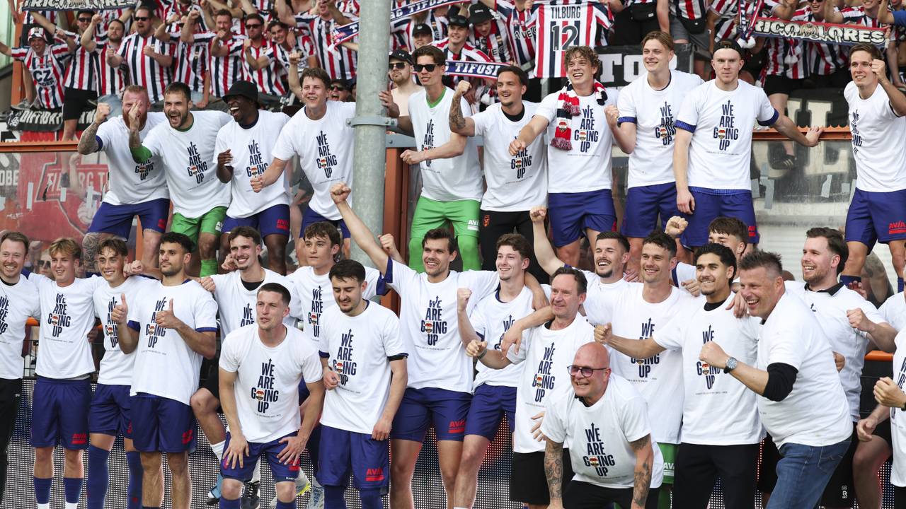 Willem II viert promotie naar de Eredivisie (foto: ANP).