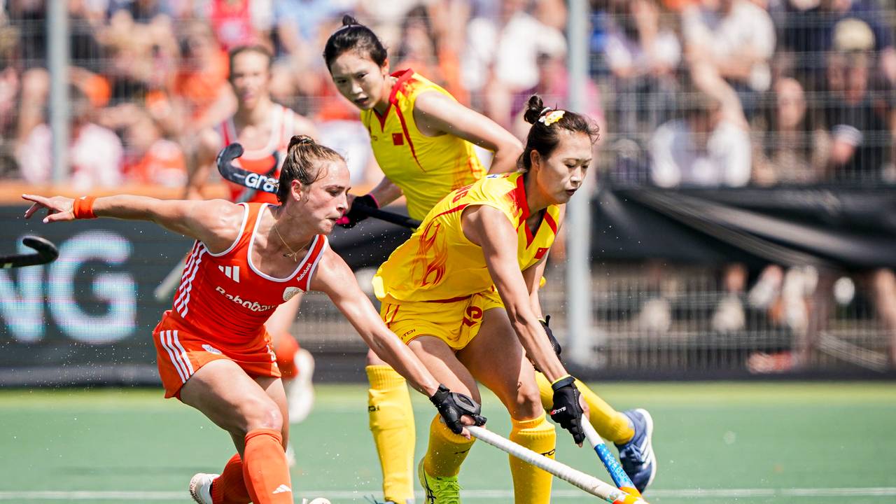 Lisa Post namens Oranje in actie tegen China (foto: Andre Weening/OrangePictures).