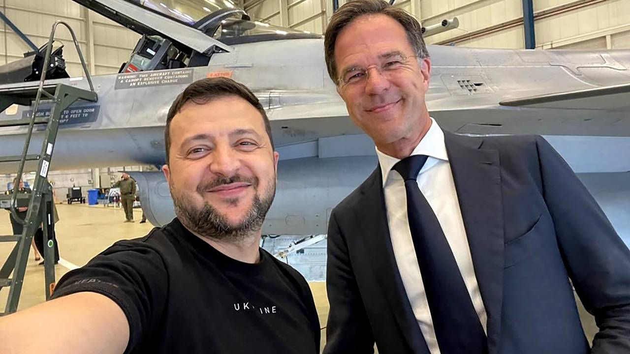 Zelensky en Rutte bij een F-16 op Vliegbasis Eindhoven (foto: ANP).