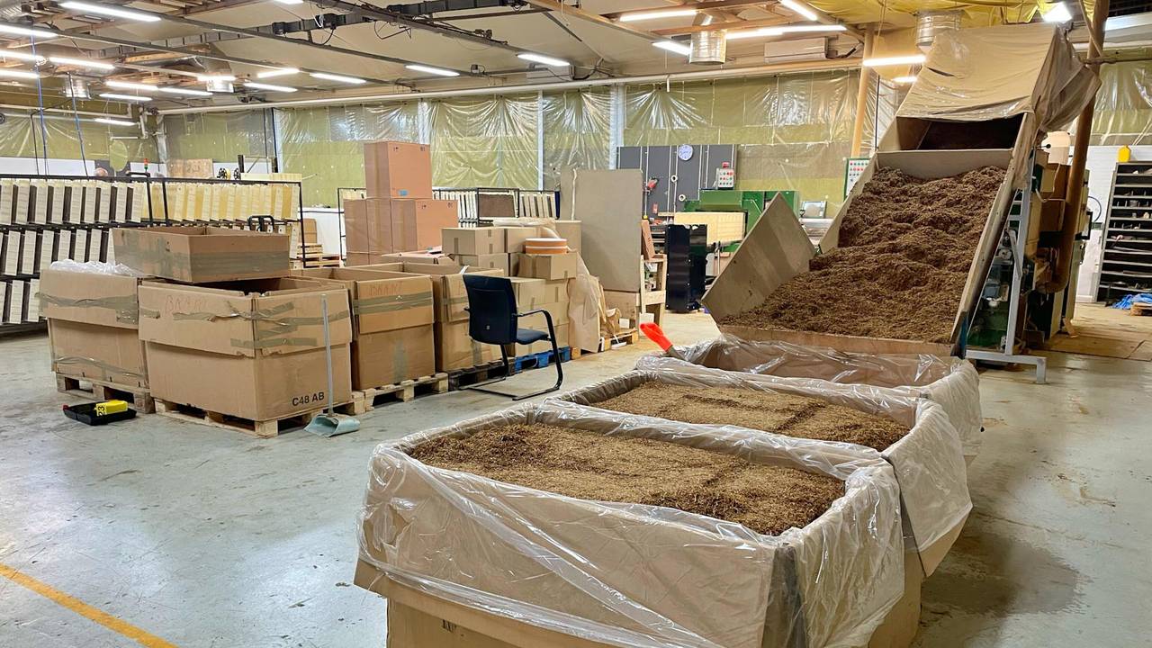 Illegale sigarettenfabriek: ongeveer 30.000 kilo tabak gevonden (foto: SQ Vision).