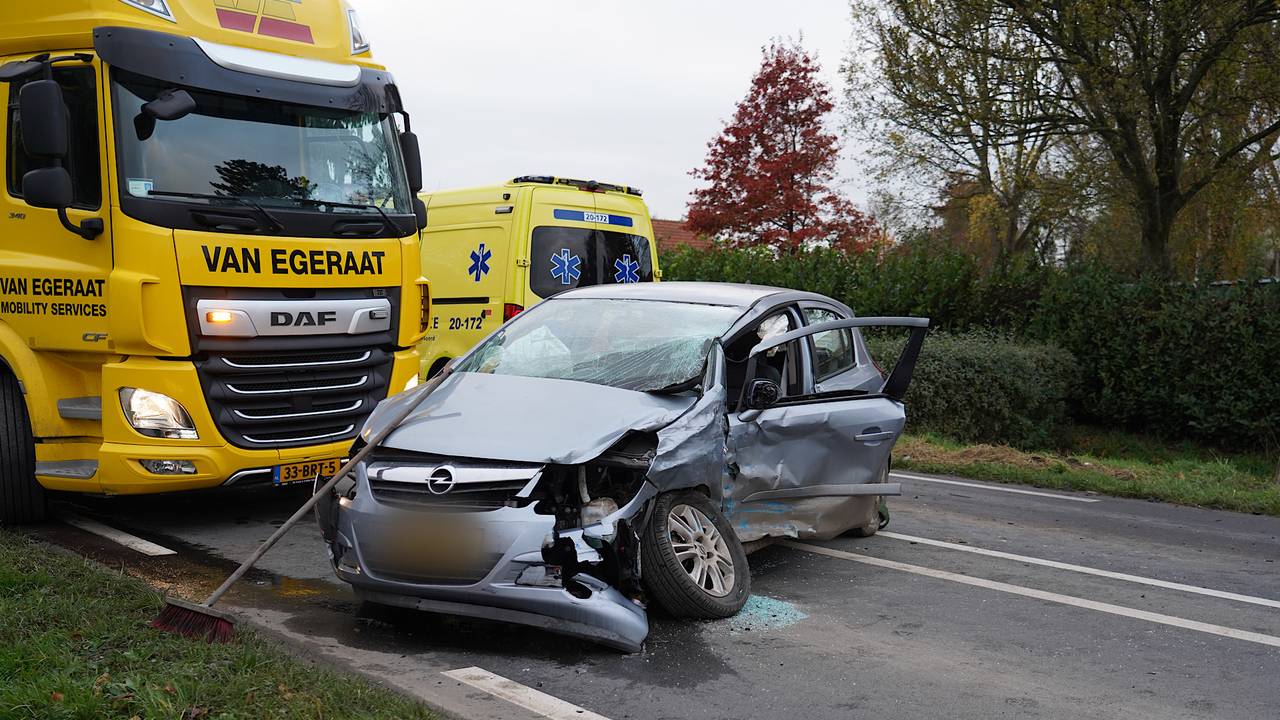 Automobiliste gewond na botsing met vrachtwagen (foto: Jeroen Stuve/SQ Vision). 