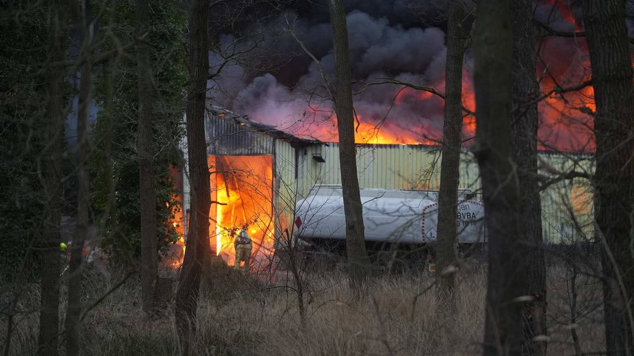 Grote brand in loods (foto: SQ Vision). 