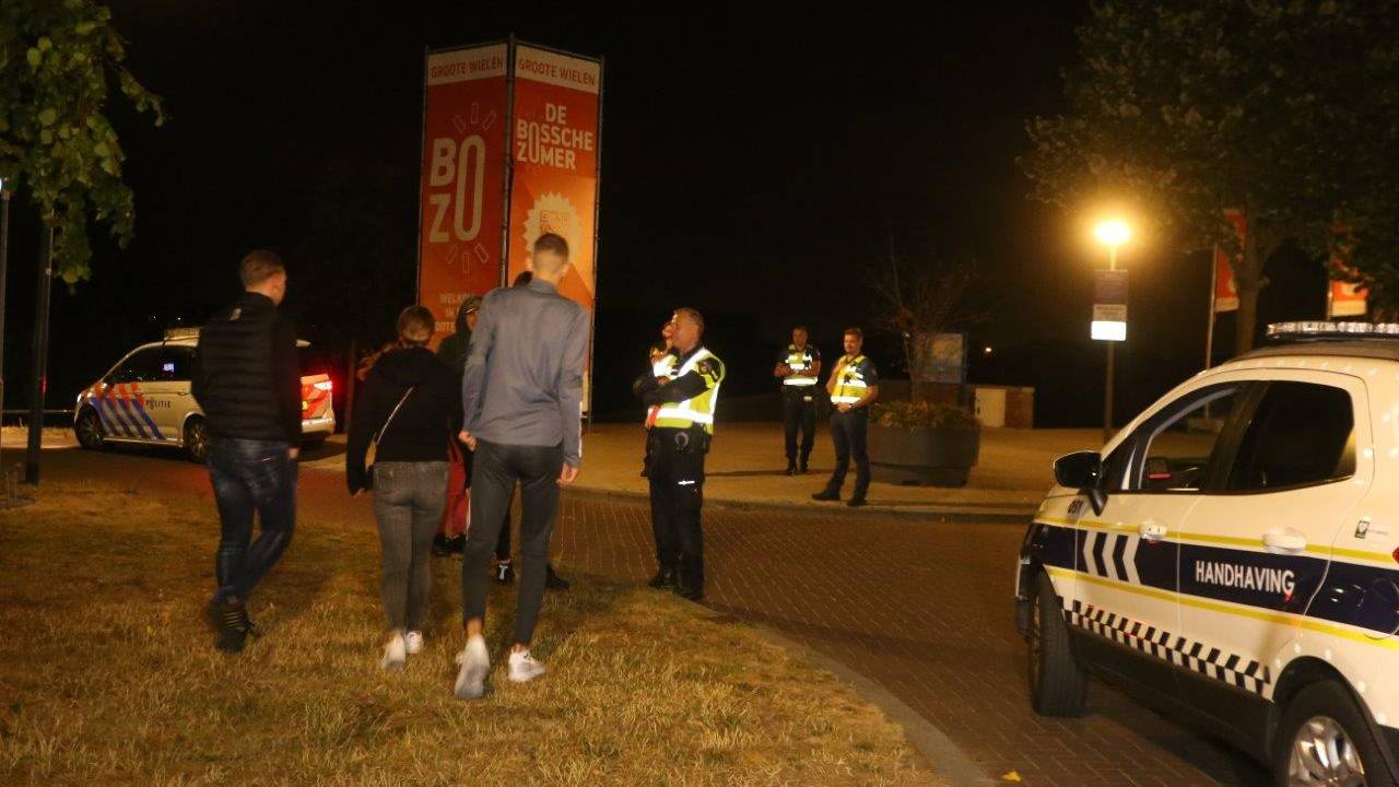 Jongeren in De Groote Wielen werden aangesproken door politie en handhavers (foto: Bart Meesters).