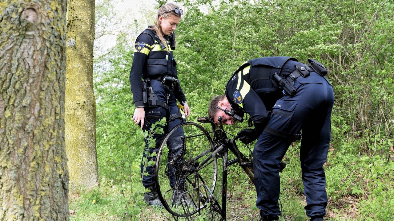 De politie doet onderzoek naar brandstichting, ook een verbrande fiets wordt in dat onderzoek meegenomen (foto: Toby de Kort/Persbureau Heitink).