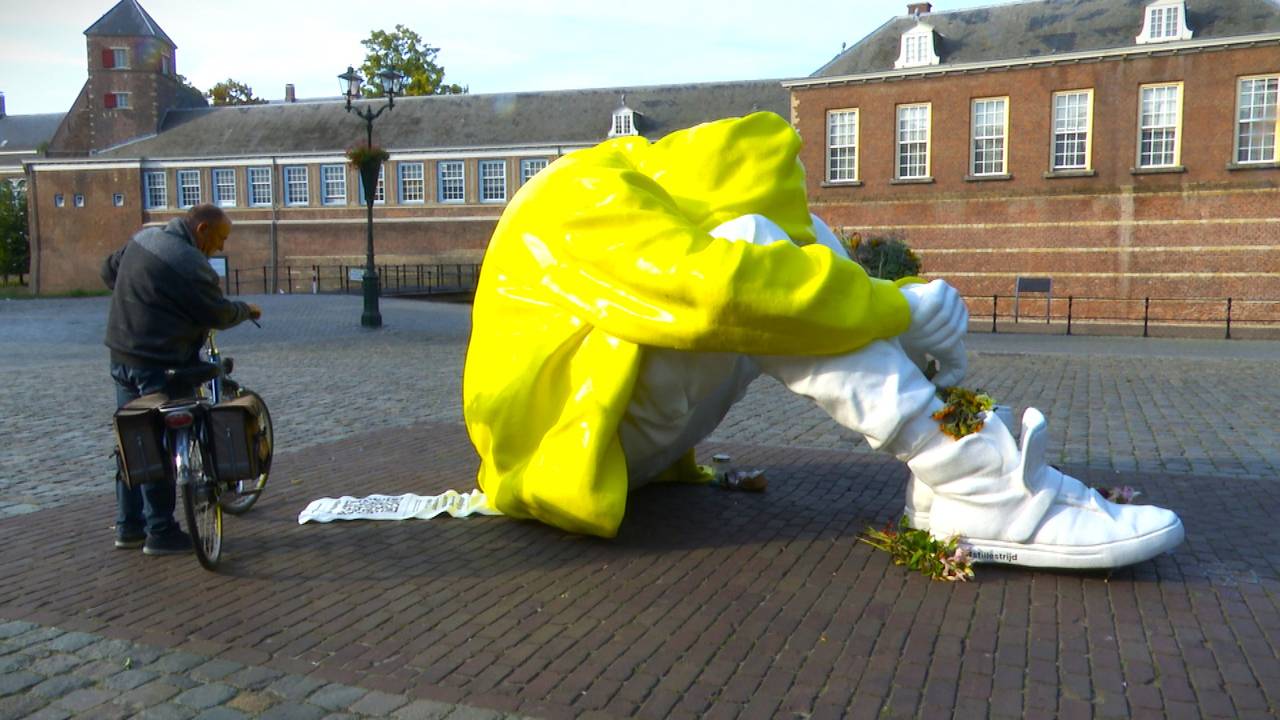 Het beeld Stille Strijd op het Kasteelplein in Breda (foto: Raoul Cartens).