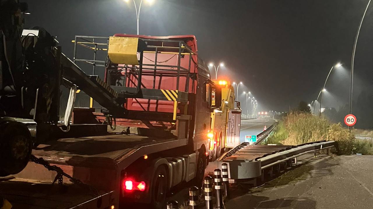 De vrachtwagen strandde op de A2 bij Eindhoven (foto: X/weginspecteur Robert).