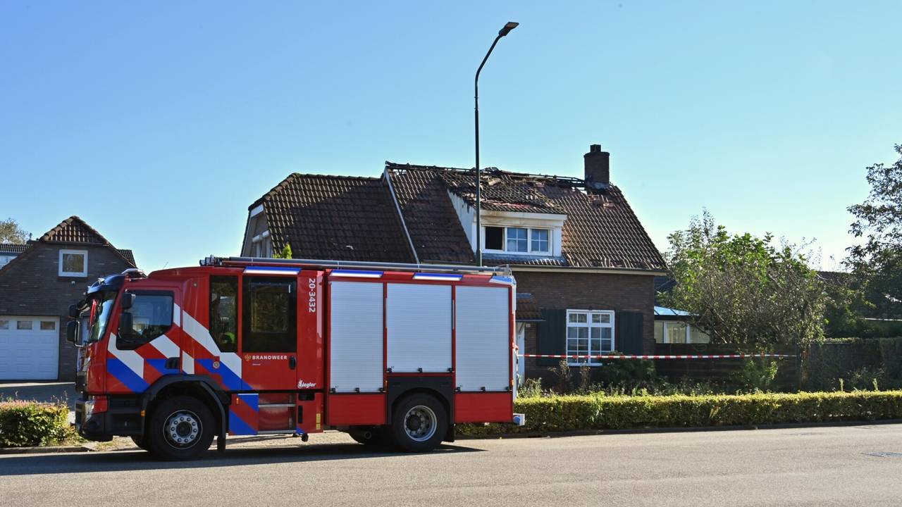 De brandweer controleerde het huis aan de Kattestraat in Etten-Leur zaterdagochtend opnieuw (foto: Tom van der Put/SQ Vision).