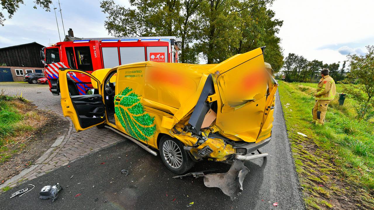 Tractor met maïs botst tegen postbezorger (foto: Rico Vogels/SQ Vision).