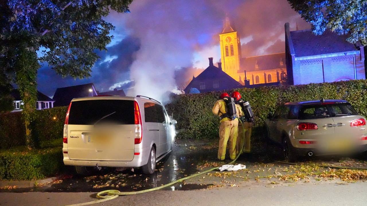 Het brandende busje in De Mortel (foto: Harrie Grijseels/SQ Vision).