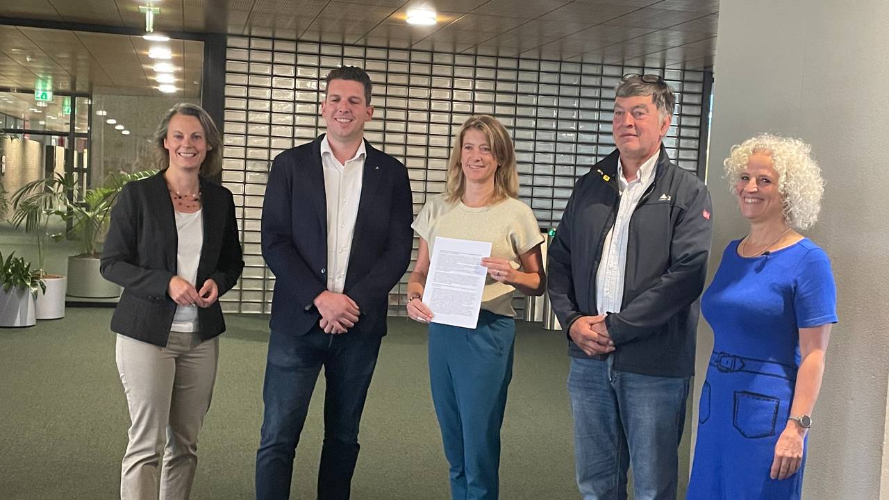 De vijf partijen overhandigden vrijdag hun verklaring.