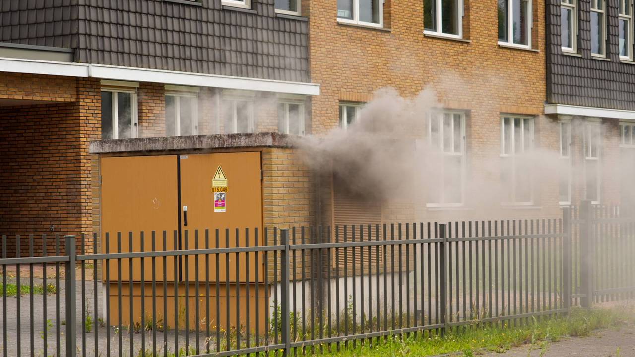 De brand ging met veel rook gepaard (foto: Harrie Grijseels/Persbureau Heitink).