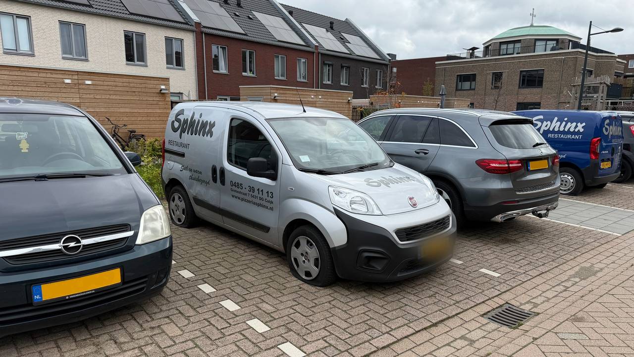 Alle banden lek van bedrijfsbussen pizzeria uit Cuijk (foto: Pizzeria Sphinx).