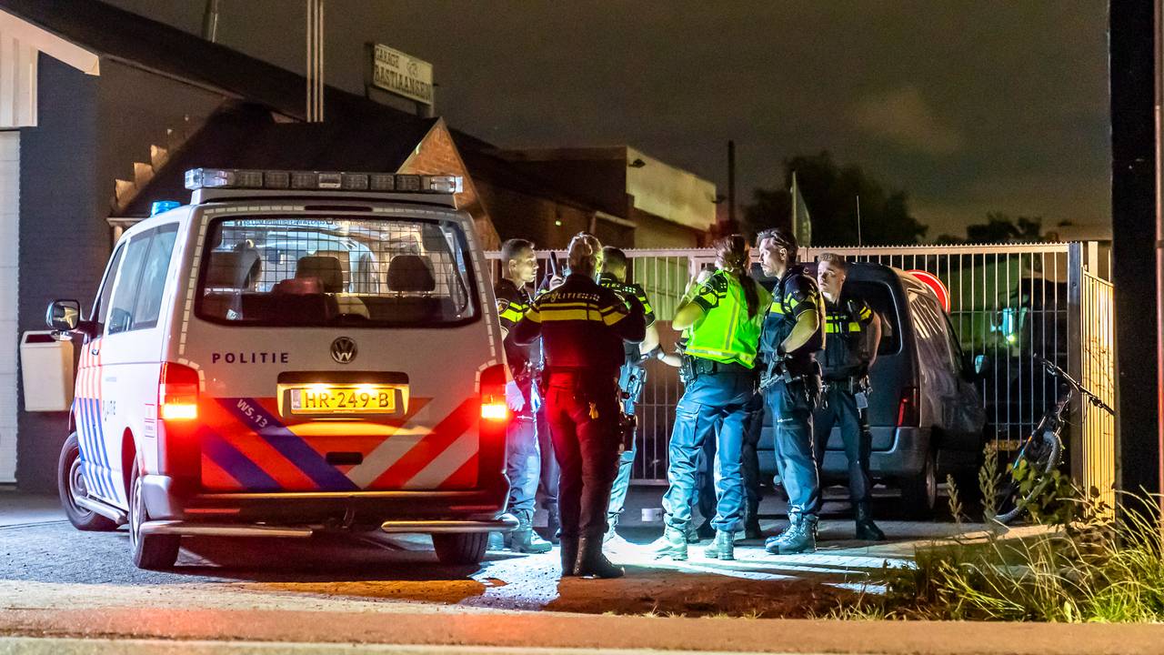 De verdachte wordt aangehouden. (Foto: Marcel van Dorst / SQ Vision)