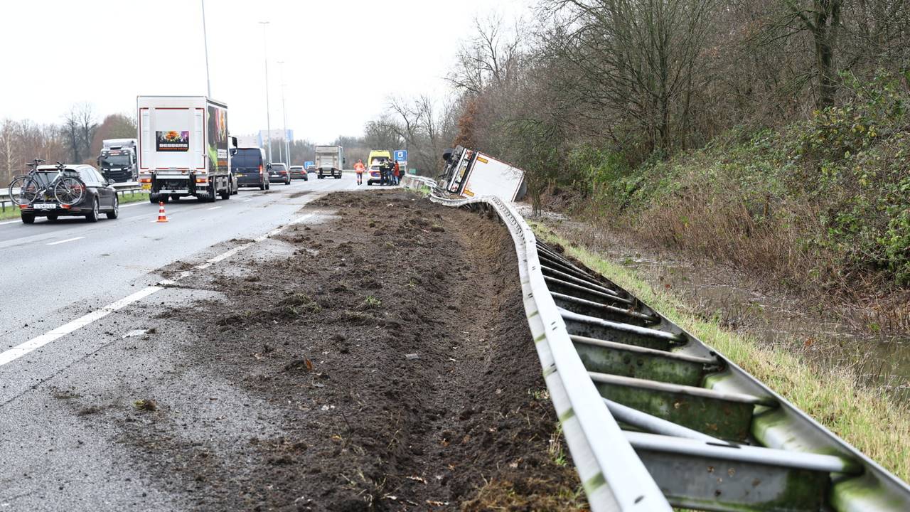 Hoe het ongeluk op de A73 bij Haps kon gebeuren, wordt onderzocht (foto: SK-Media).