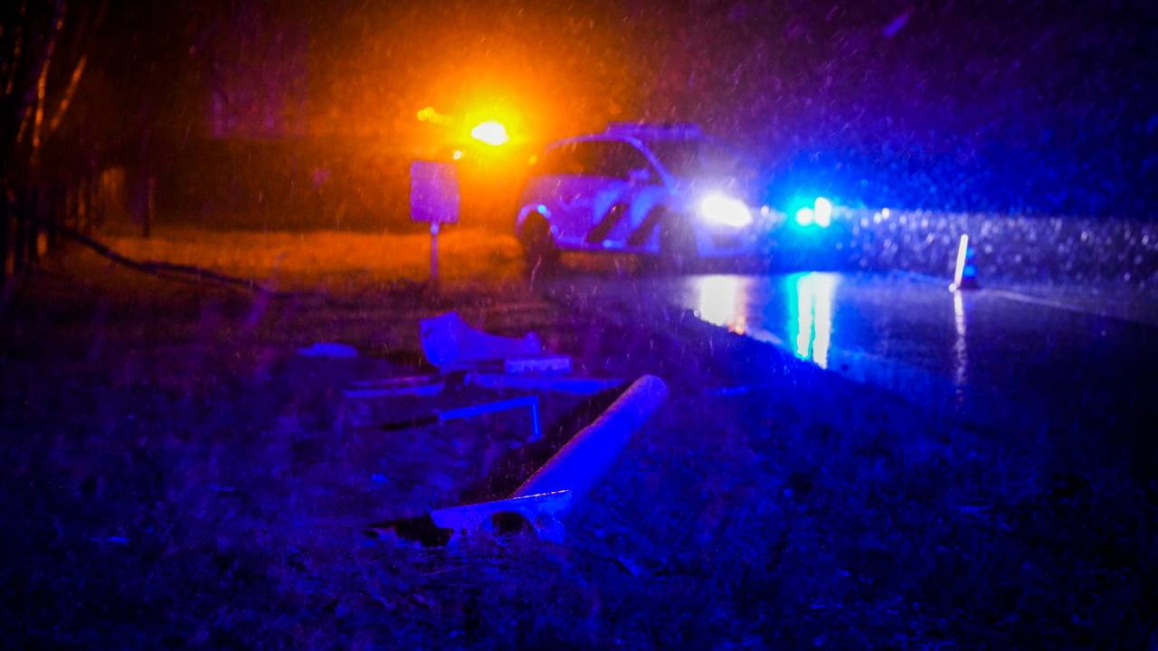 De automobilist raakte met de auto een cameramast naast de weg stond, reed door een aantal struiken en ramde een klein hekwerk (foto: SQ Vision). 